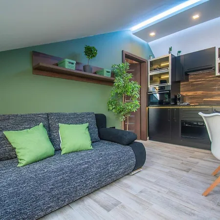 Adam Apartman *