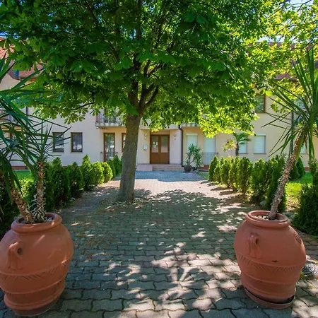 Adam Apartman *